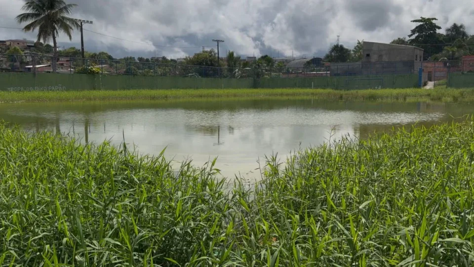 “Virou piscina” quadra abandonada há mais de um ano revolta moradores no Monte das Oliveiras