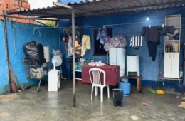 Moradores pedem ajuda após alagamentos constantes atingirem casas no bairro Santa Etelvina, em Manaus