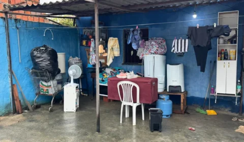 Moradores pedem ajuda após alagamentos constantes atingirem casas no bairro Santa Etelvina, em Manaus