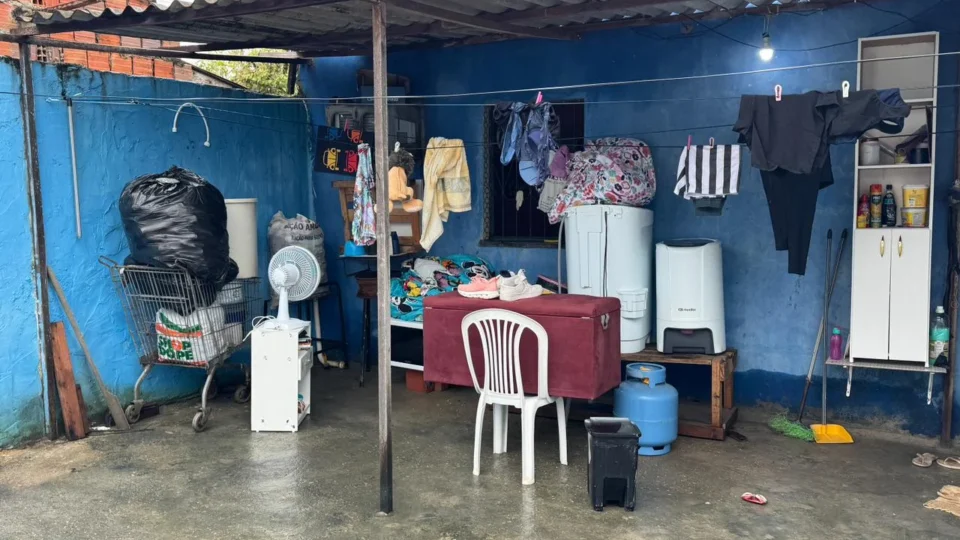 Moradores pedem ajuda após alagamentos constantes atingirem casas no bairro Santa Etelvina, em Manaus