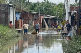 “A gente trabalha e luta, mas hoje perdemos tudo”, diz morador após casas serem invadidas pela água em Manaus