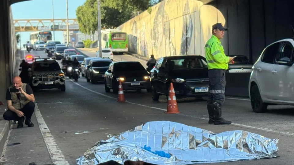 Jovem morre após grave acidente de moto no viaduto da Darcy Vargas