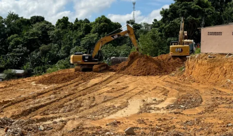 Moradores cobram indenização um ano após desabamento de barranco na Cidade Nova, em Manaus