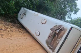 Ônibus escolar tomba com crianças a bordo na zona rural de Manaus