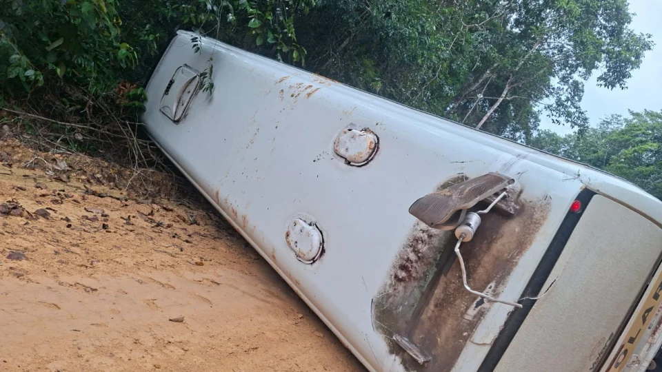 Ônibus escolar tomba com crianças a bordo na zona rural de Manaus