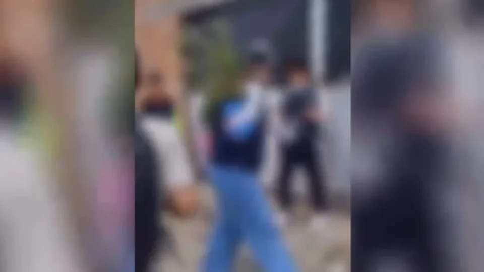 VÍDEO: aluna de 13 anos sofre bullying e é agredida com ovos e lixo em Manaus