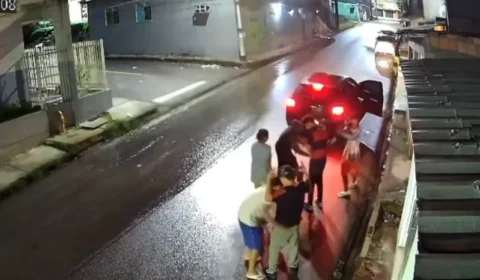 VÍDEO: assaltantes descem de carro e roubam vítimas em rua do bairro Santa Etelvina, em Manaus