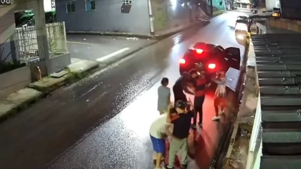 VÍDEO: assaltantes descem de carro e roubam vítimas em rua do bairro Santa Etelvina, em Manaus