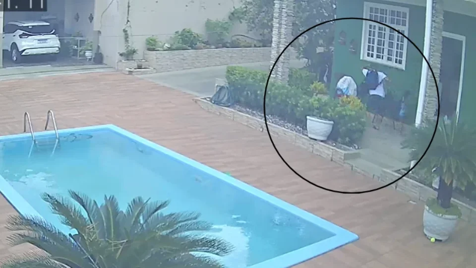 VÍDEO: suspeito invade casa, faz reféns e rouba notebooks e HDs em Manaus