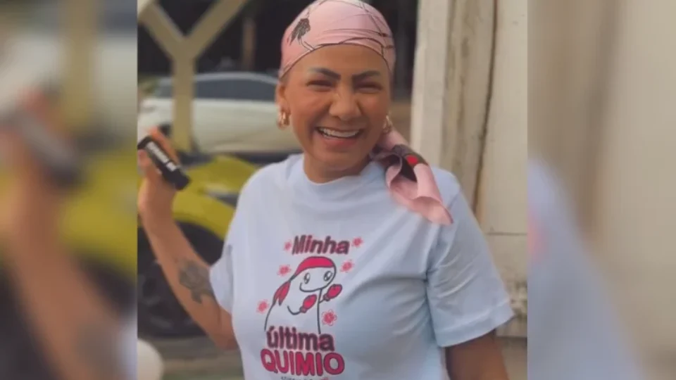 VÍDEO: Assistente social celebra fim da quimioterapia com ‘buzinaço’ e emociona motoristas pelas ruas de Manaus