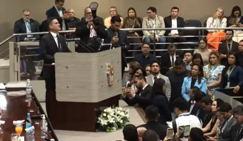 “Estou anunciando aqui minha renúncia sem nenhum escândalo”, diz David Almeida na CMM