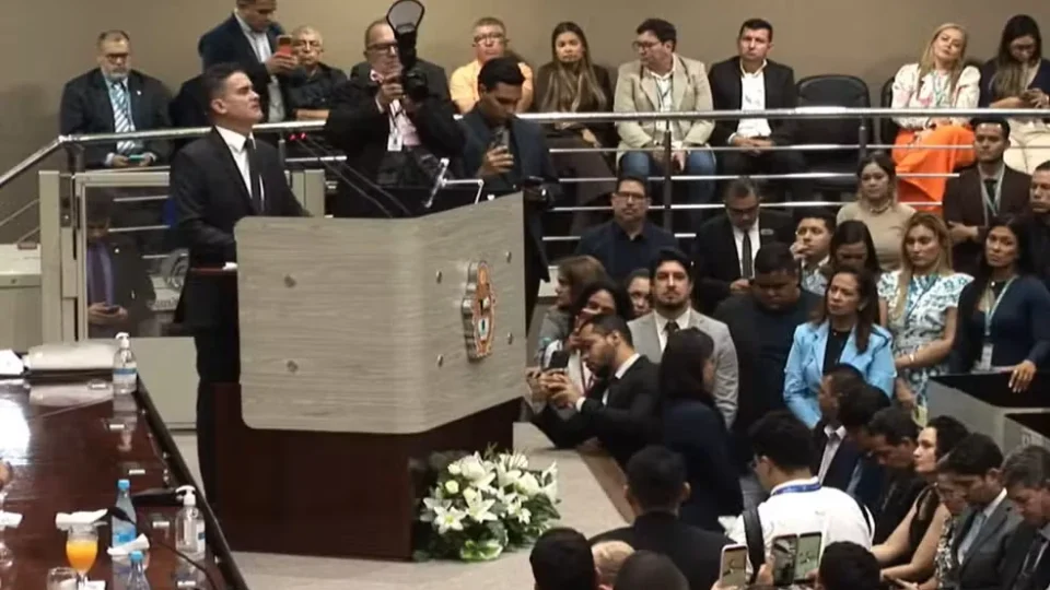 “Estou anunciando aqui minha renúncia sem nenhum escândalo”, diz David Almeida na CMM