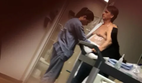 Carlos Bolsonaro publica foto de Bolsonaro no hospital apesar de restrição