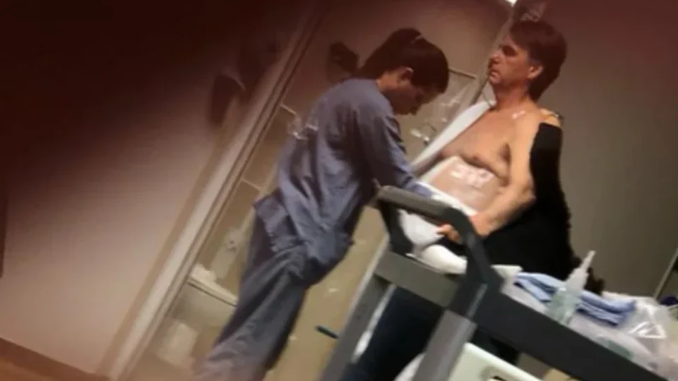 Carlos Bolsonaro publica foto de Bolsonaro no hospital apesar de restrição