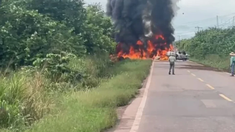 Explosão de caminhão-tanque interdita rodovia PA-475 em Moju, no Pará
