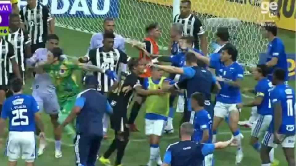 Final entre Cruzeiro e Atlético-MG tem pancadaria e 23 expulsos