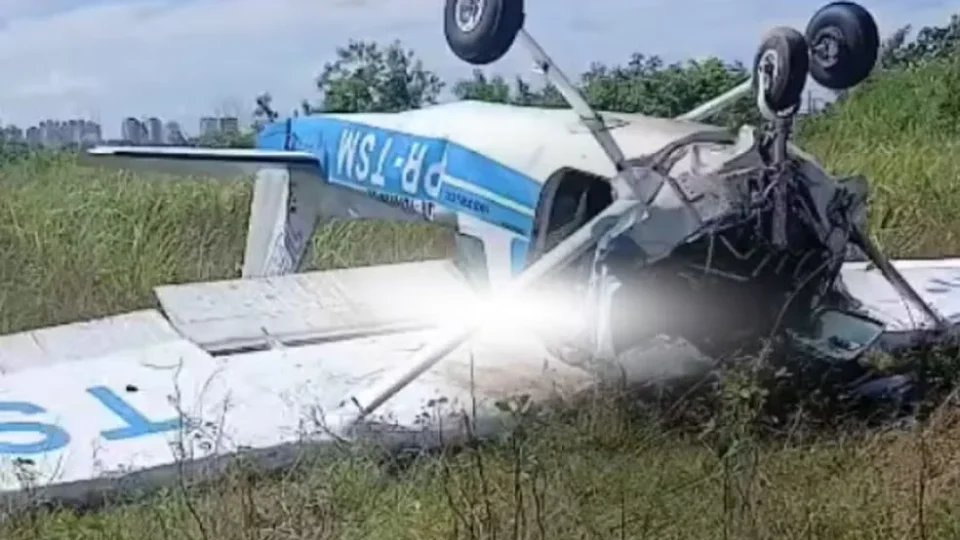 VEJA VÍDEO: avião monomotor cai no Aeroclube de Manaus e deixa um morto