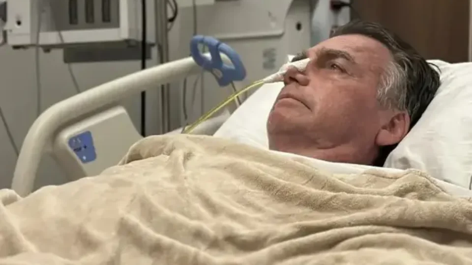 Bolsonaro tem piora clínica e segue internado na UTI com pneumonia bacteriana