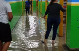 VÍDEO: Chuva invade escola e causa desespero entre alunos e professores no bairro Tancredo Neves