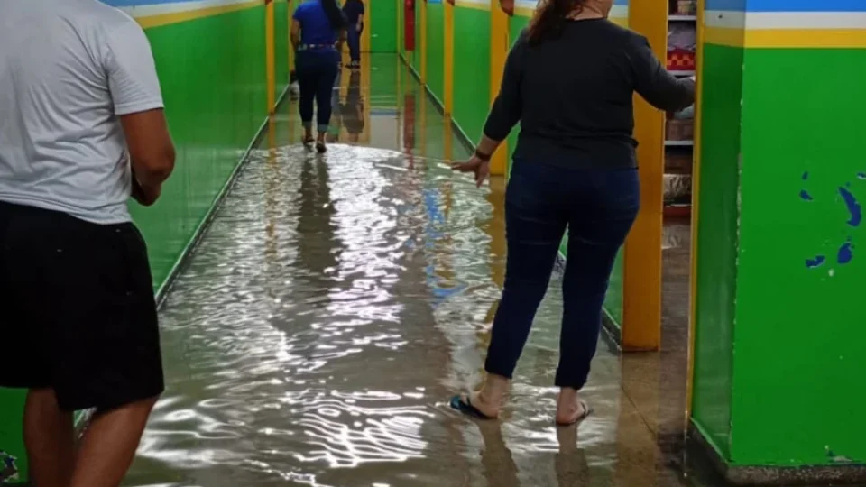 VÍDEO: Chuva invade escola e causa desespero entre alunos e professores no bairro Tancredo Neves