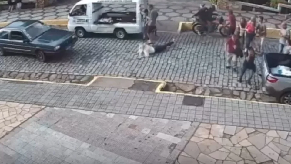 VÍDEO: câmera flagra filha baleada durante velório da mãe em MG