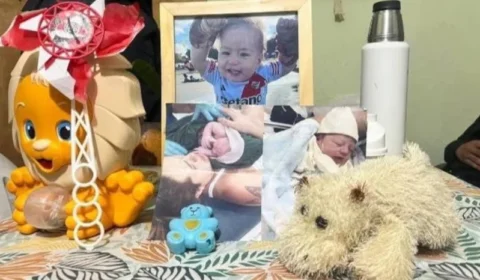 Menino de 1 ano morre após engolir unha postiça e sofrer asfixia