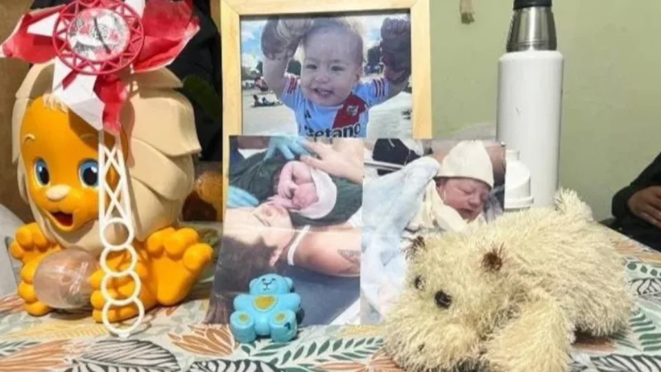 Menino de 1 ano morre após engolir unha postiça e sofrer asfixia