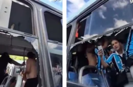 VÍDEO: Ônibus com torcedores do Grêmio é apedrejado antes de clássico perto do Estádio Beira-Rio