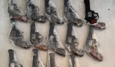 PRF apreende 14 armas em ônibus e prende passageiro na BR-364 em Porto Velho