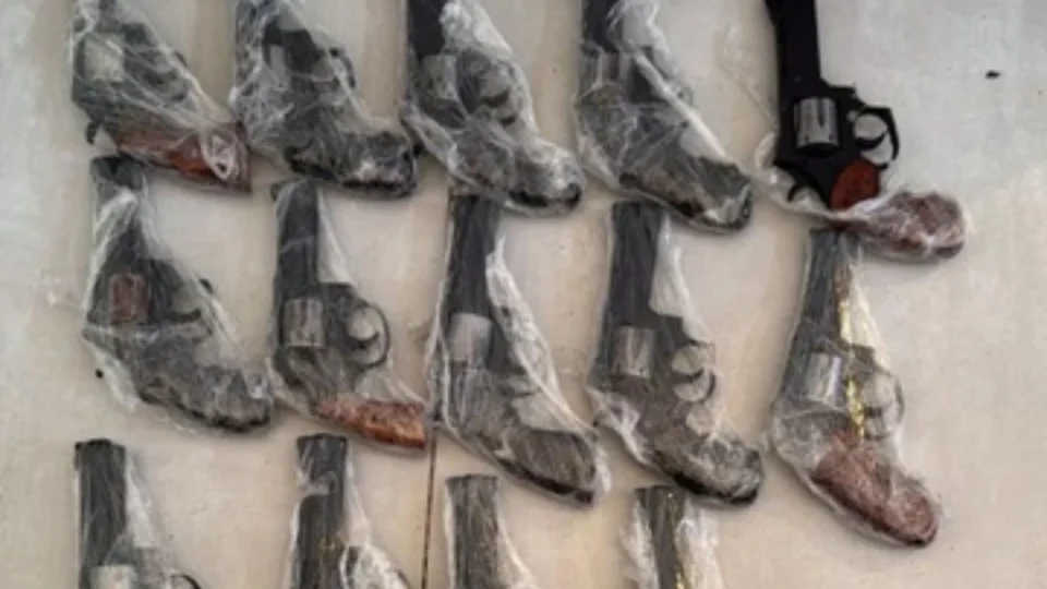 PRF apreende 14 armas em ônibus e prende passageiro na BR-364 em Porto Velho