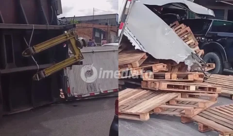 VÍDEO: Caminhão tomba, atinge várias casas e espalha carga de pallets na ‘Pista da Raquete’, bairro Nova Vitória