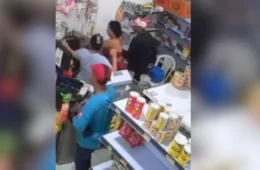 VÍDEO: trio armado assalta comércio e agride funcionário em Manaus