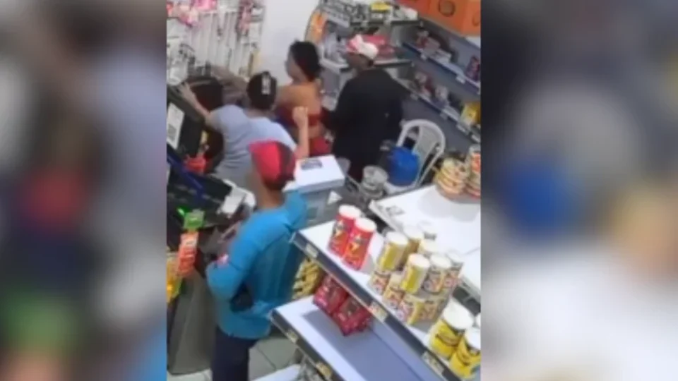 VÍDEO: trio armado assalta comércio e agride funcionário em Manaus