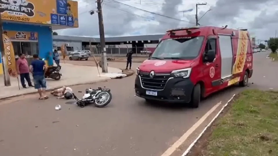 Colisão entre carro e moto deixa motociclista ferido em Porto Velho