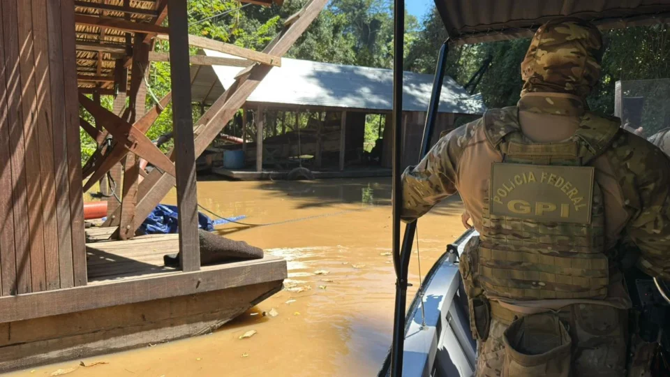 Operação destrói dragas e combate garimpo ilegal no Rio Madeira em Rondônia