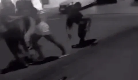 VEJA VÍDEO: momento em que adolescente de 14 anos é esfaqueada e cai ao chão durante briga em bar em Tefé