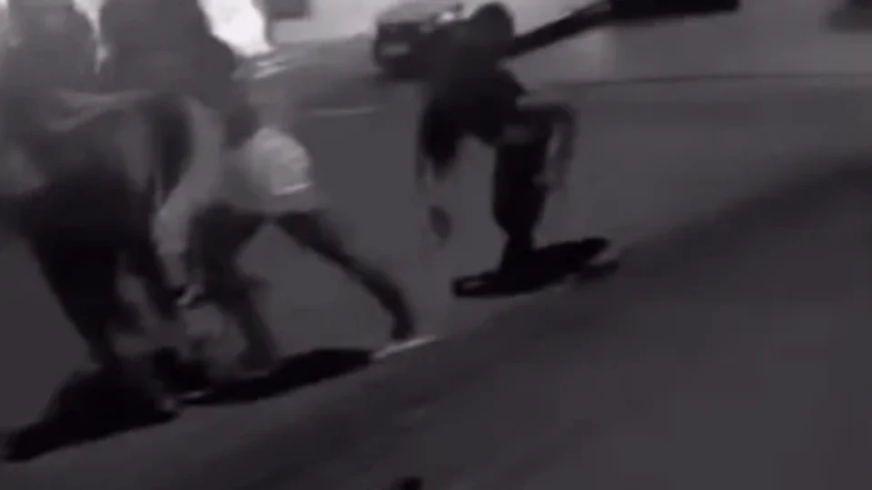 VEJA VÍDEO: momento em que adolescente de 14 anos é esfaqueada e cai ao chão durante briga em bar em Tefé