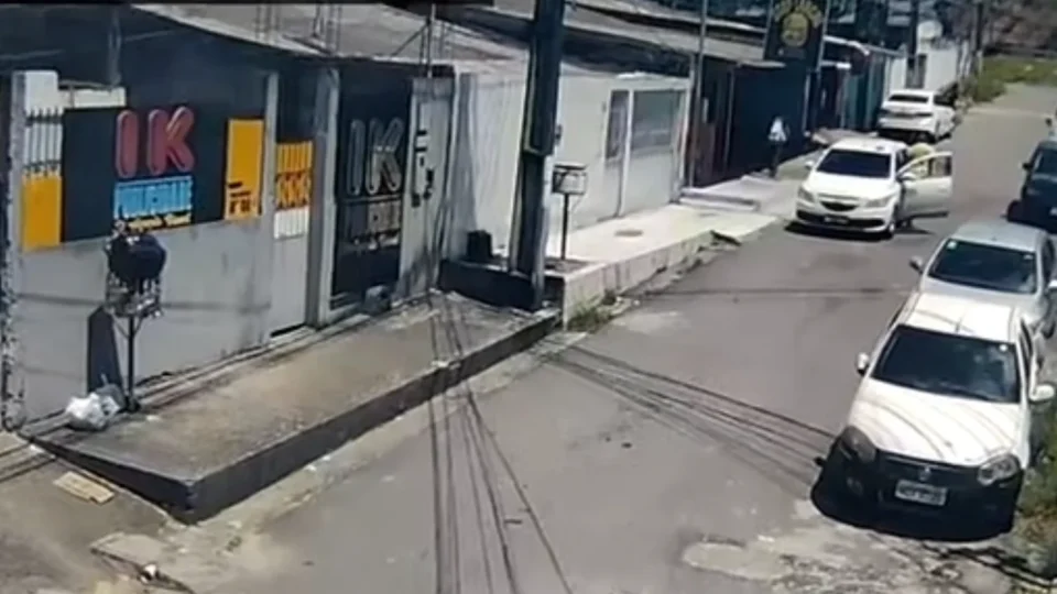 VÍDEO: motorista agride adolescente de 12 anos com soco e foge no bairro Cidade Nova, em Manaus
