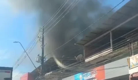 VEJA VÍDEO: Incêndio começa em residência e se alastra para outras casas na Compensa