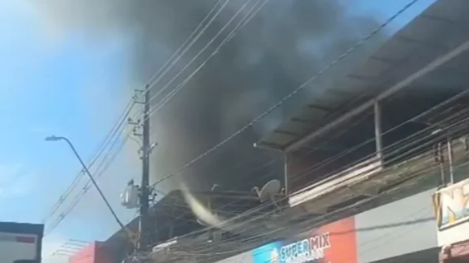 VEJA VÍDEO: Incêndio começa em residência e se alastra para outras casas na Compensa