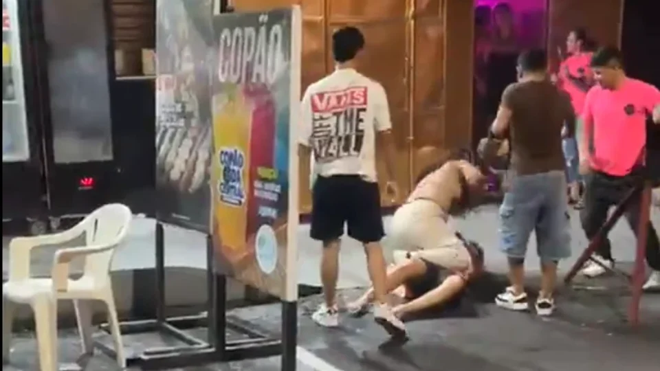 VÍDEO: porradaria na saída de boate no Centro de Manaus causa correria durante a madrugada