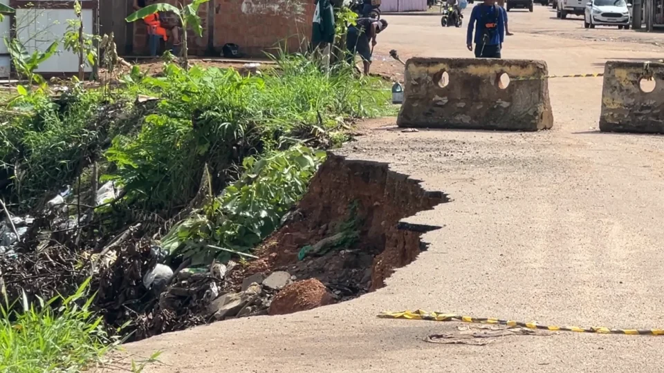 Erosão ameaça única via e moradores cobram solução urgente em Porto Velho