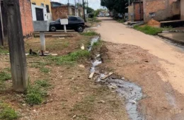 Rua vira foco de alagamentos e esgoto expõe moradores a riscos na zona Sul