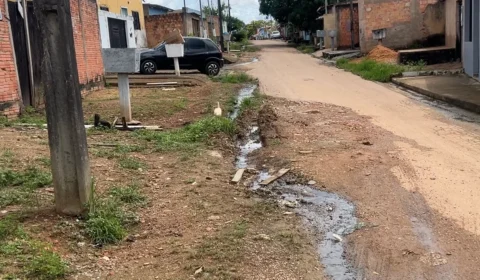 Rua vira foco de alagamentos e esgoto expõe moradores a riscos na zona Sul