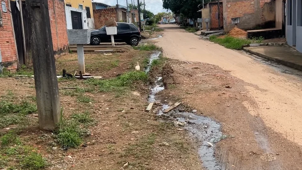 Rua vira foco de alagamentos e esgoto expõe moradores a riscos na zona Sul