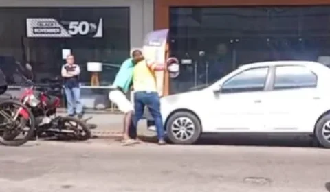 Confusão e agressões após colisão entre moto por aplicativo e carro em Castanhal