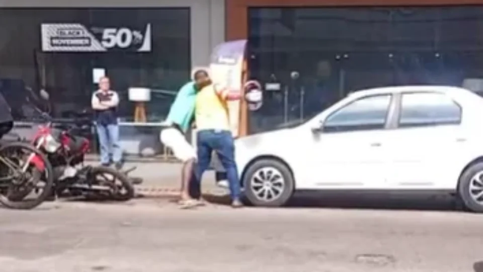 Confusão e agressões após colisão entre moto por aplicativo e carro em Castanhal