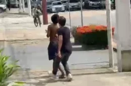 Estudantes agridem homem em situação de rua com arma de choque em Belém