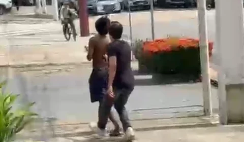 Estudantes agridem homem em situação de rua com arma de choque em Belém