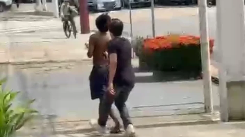 Estudantes agridem homem em situação de rua com arma de choque em Belém